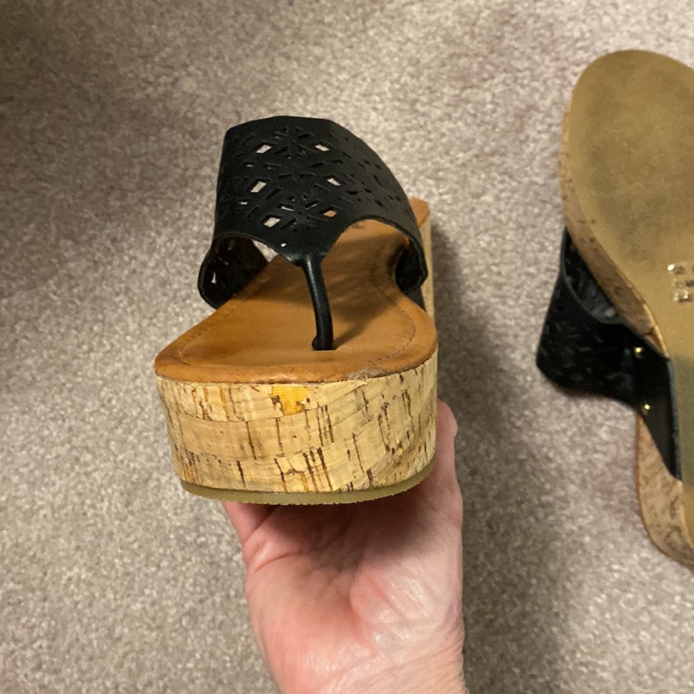 Qupid Size 8 1/2 Black wedge sandals - Picture 4 of 7